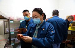 查组详尽查看食材采购渠道、验收台账、存储、